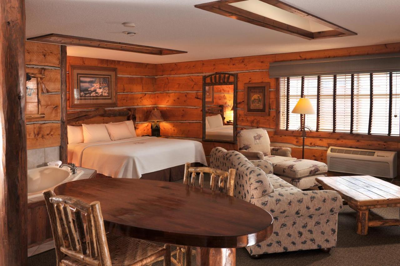 Superior Suite at Cedar Creek Hotel Wausau - Rothschild