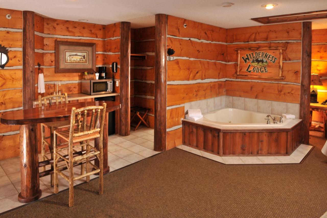 Superior Suite at Cedar Creek Hotel Wausau - Rothschild