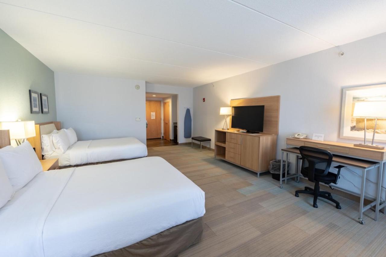 Queen Room with Two Queen Beds at Holiday Inn Manahawkin/Long Beach Island, an IHG Hotel
