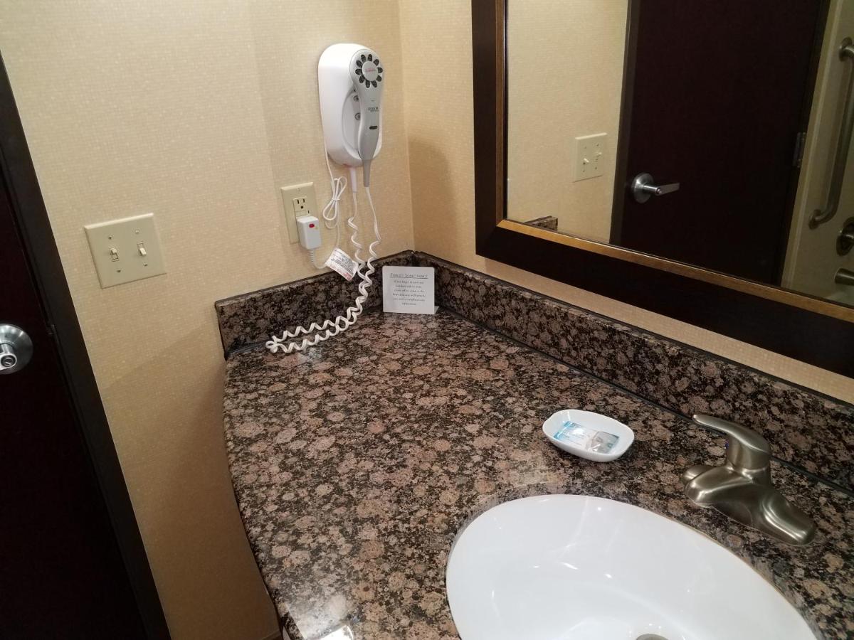 Queen Suite with Two Queen Beds and Sofabed - Non Smoking at Comfort Suites Topeka Northwest