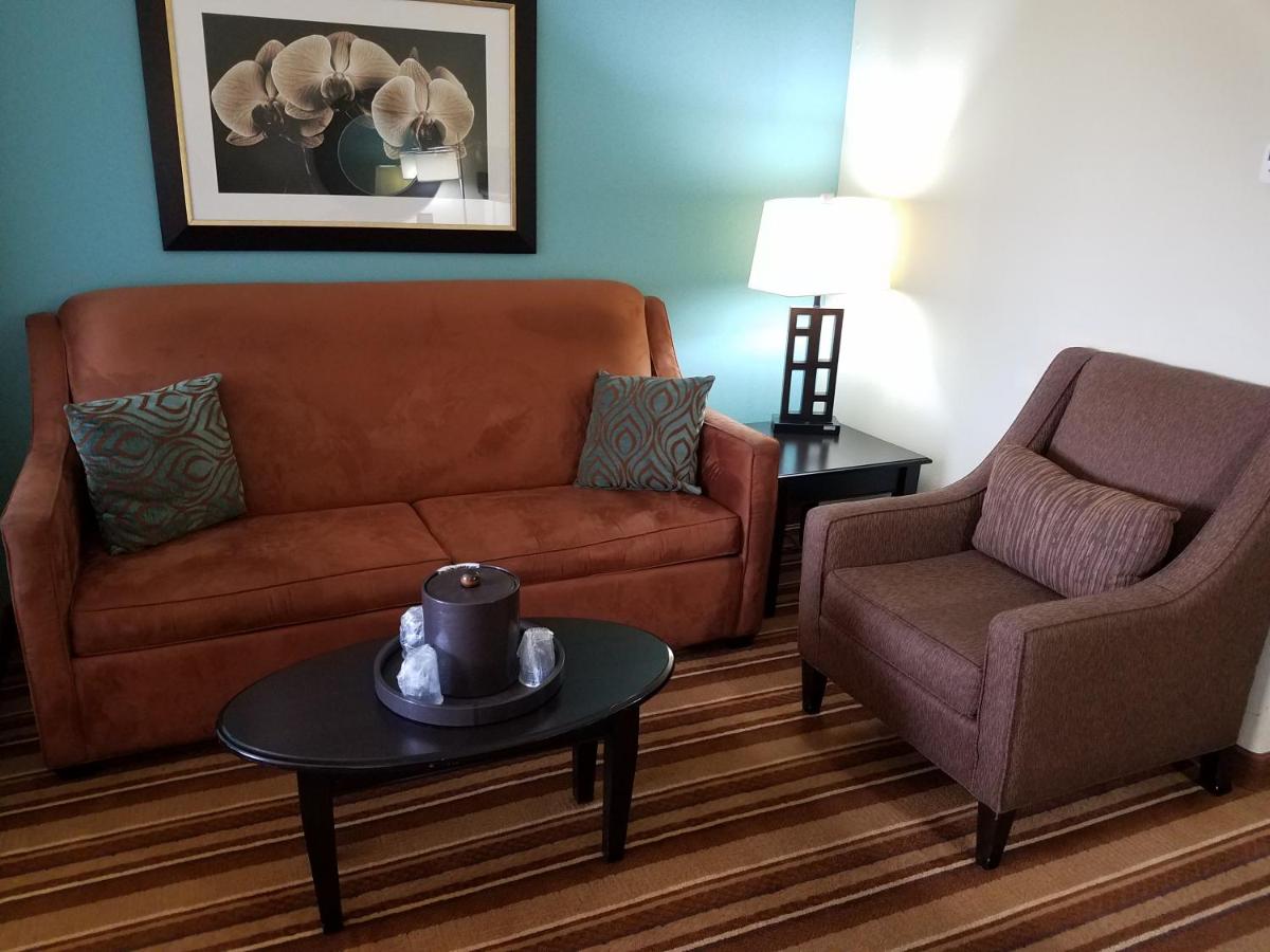 Queen Suite with Two Queen Beds and Sofabed - Accessible/Non Smoking at Comfort Suites Topeka Northwest