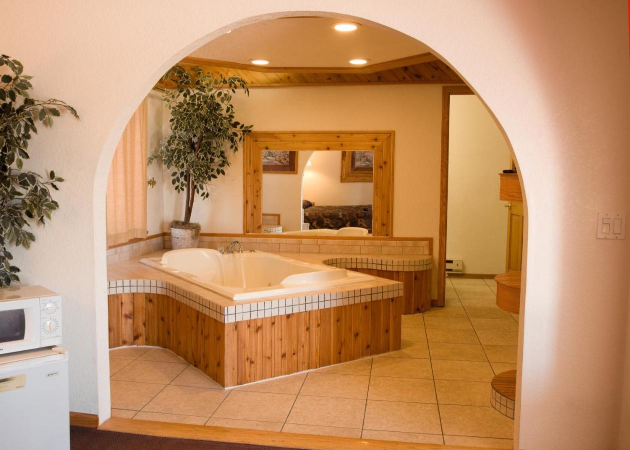 Suite with Hot Tub at North Country Inn & Suites