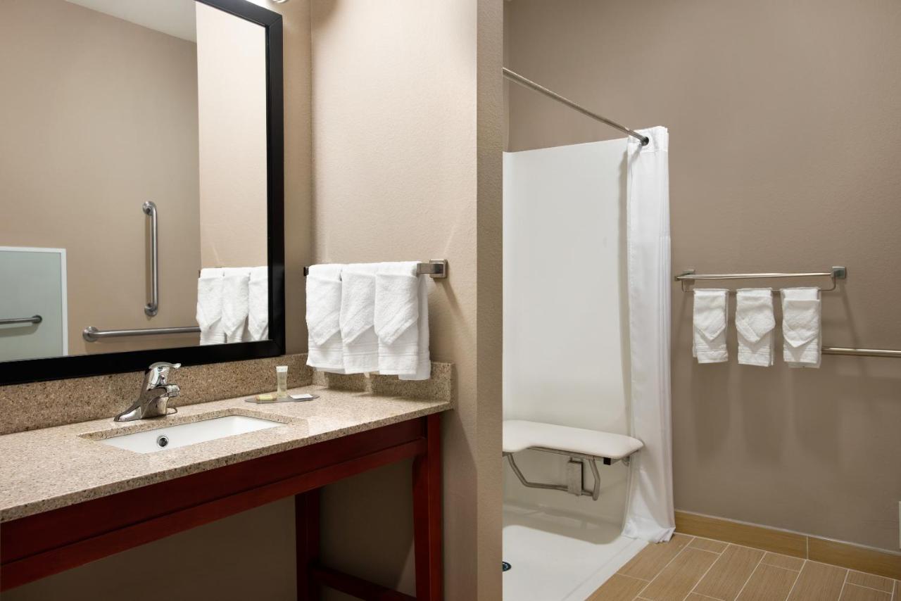 Queen Room - Disability Access - Non-Smoking at Super 8 by Wyndham Hershey Chocolate Avenue