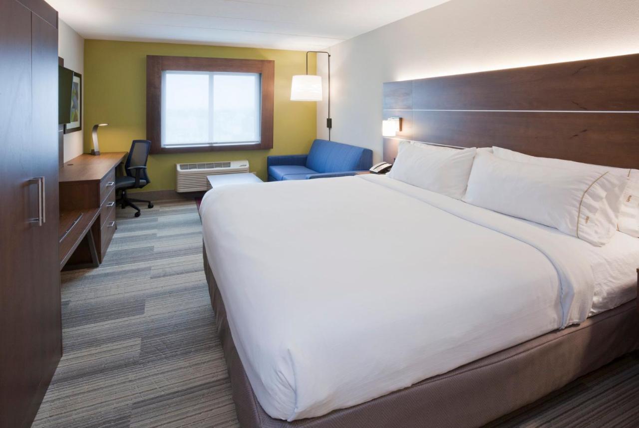 Deluxe King Room - Hearing Accessible at Holiday Inn Express Roseville-St. Paul by IHG