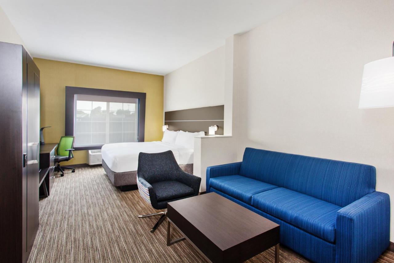Deluxe King Room at Holiday Inn Express Hotel & Suites Oakland-Airport by IHG