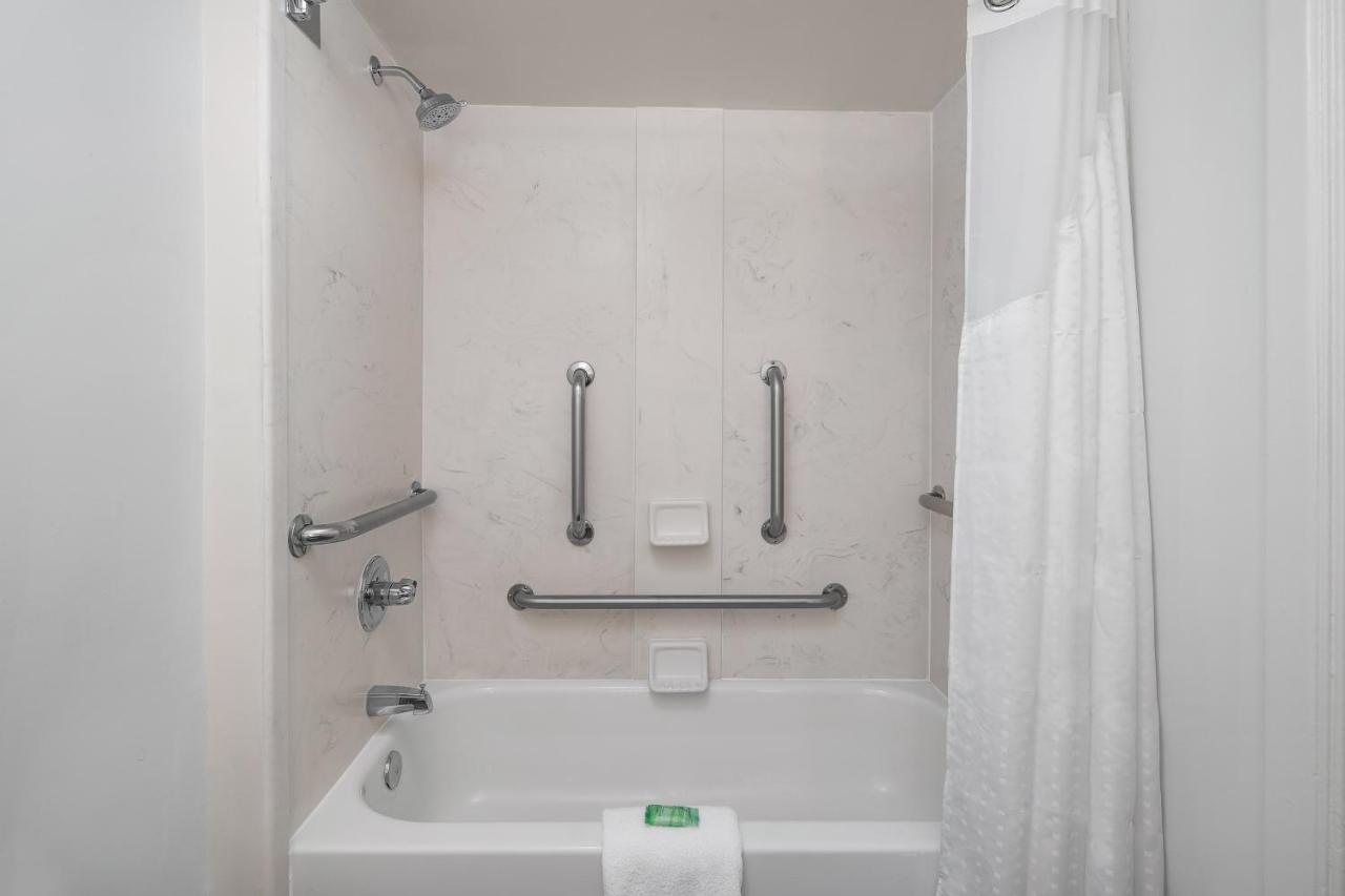 King Room with Bath Tub - Disability Access/Non-Smoking at Holiday Inn Charleston Riverview by IHG