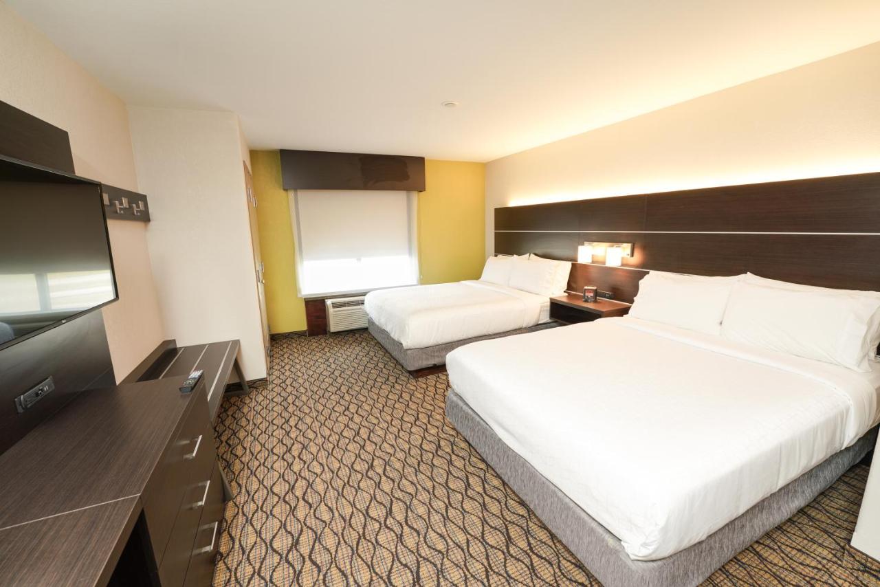 Queen Room with Two Queen Beds with Bath Tub - Disability Access/Non-Smoking at Holiday Inn Express and Suites Springfield Medical District, an IHG Hotel