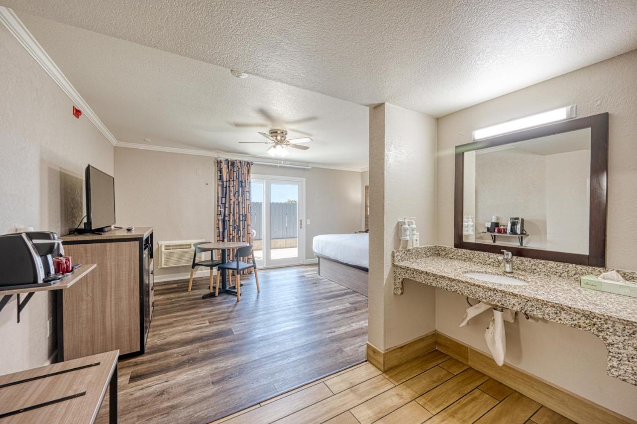 King Room - Disability Access/Non-Smoking at Harbor House Inn Morro Bay