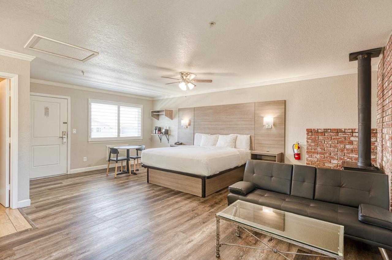 Deluxe King Suite at Harbor House Inn Morro Bay