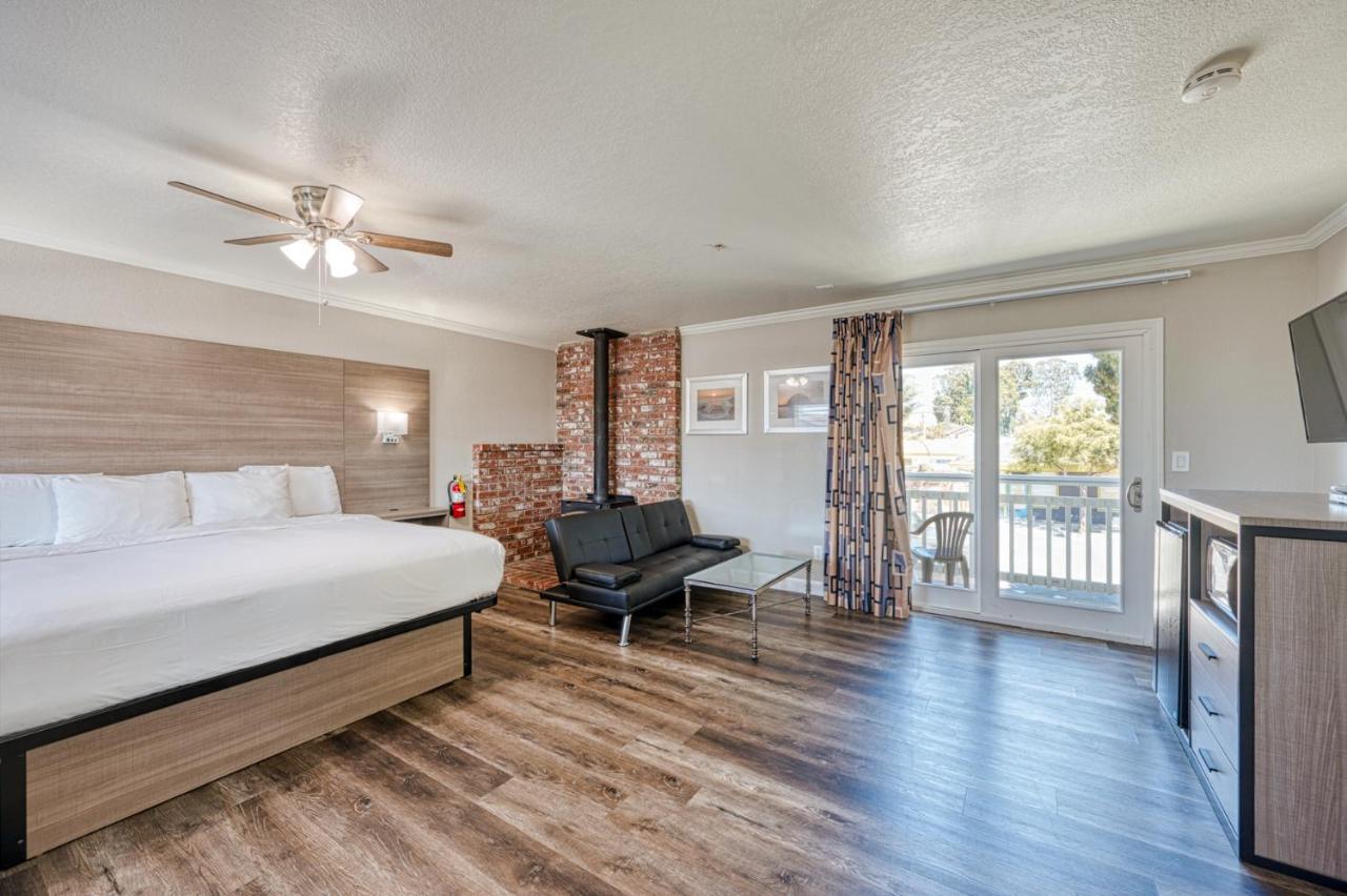 Deluxe King Suite at Harbor House Inn Morro Bay