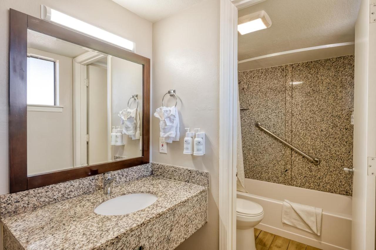 King Room - Non-Smoking at Harbor House Inn Morro Bay