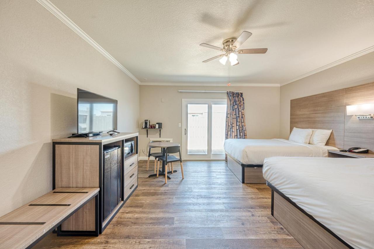 Queen Room with Two Queen Beds - Non-Smoking at Harbor House Inn Morro Bay