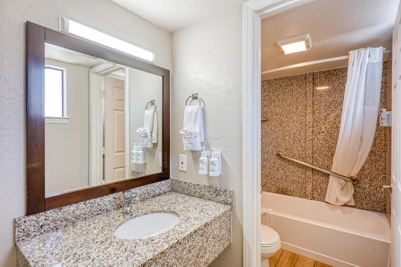 Queen Room with Two Queen Beds - Non-Smoking at Harbor House Inn Morro Bay