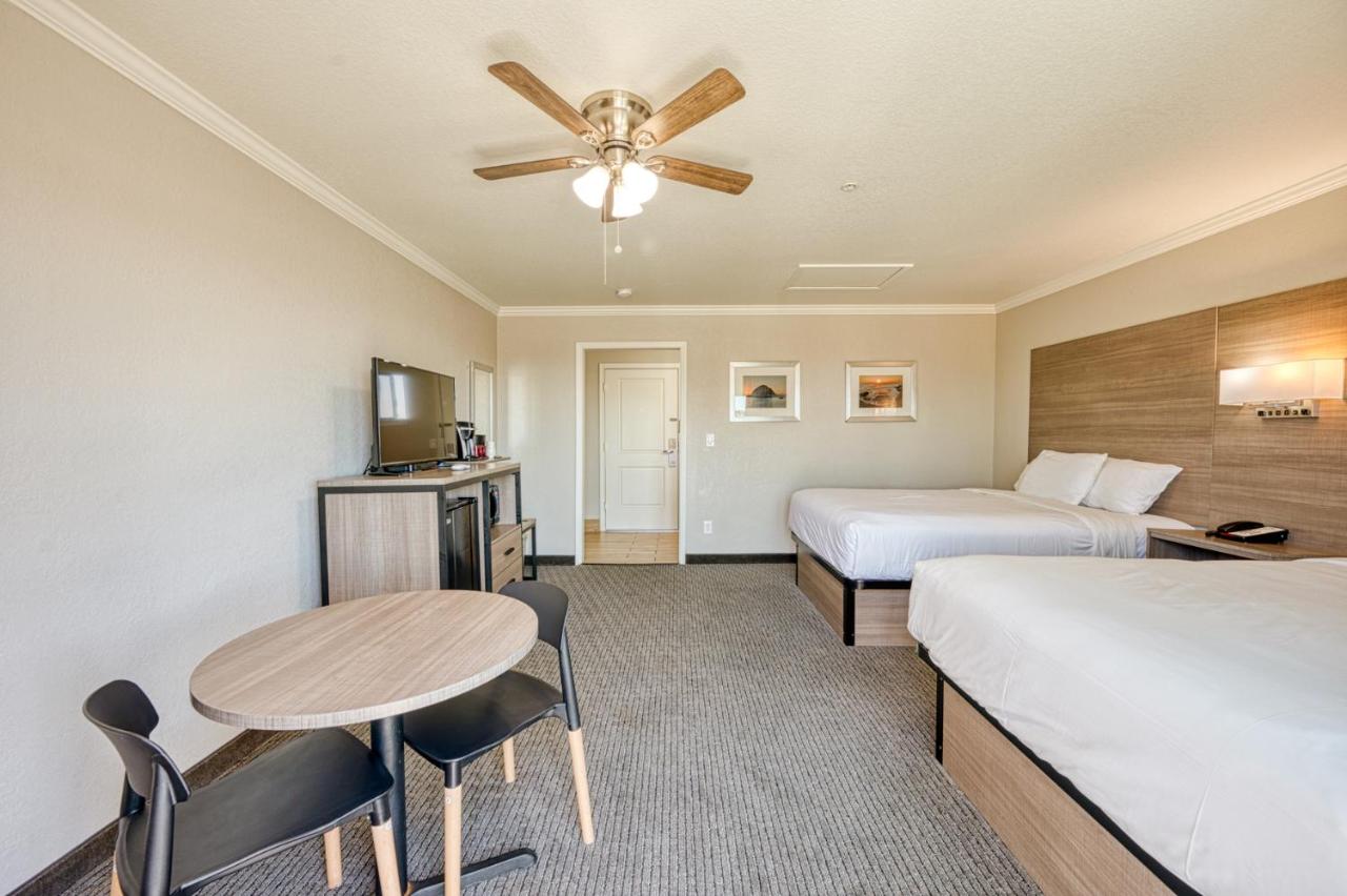 Deluxe Queen Room with Two Queen Beds and Ocean View - Non-Smoking at Harbor House Inn Morro Bay