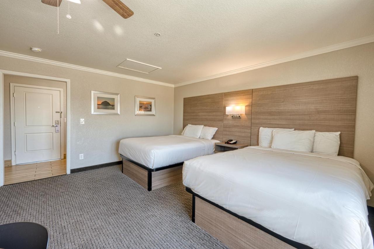 Deluxe Queen Room with Two Queen Beds and Ocean View - Non-Smoking at Harbor House Inn Morro Bay