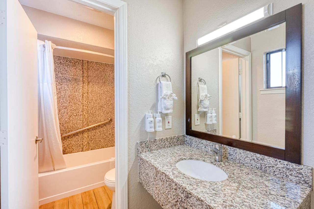 Deluxe Queen Room with Two Queen Beds and Ocean View - Non-Smoking at Harbor House Inn Morro Bay