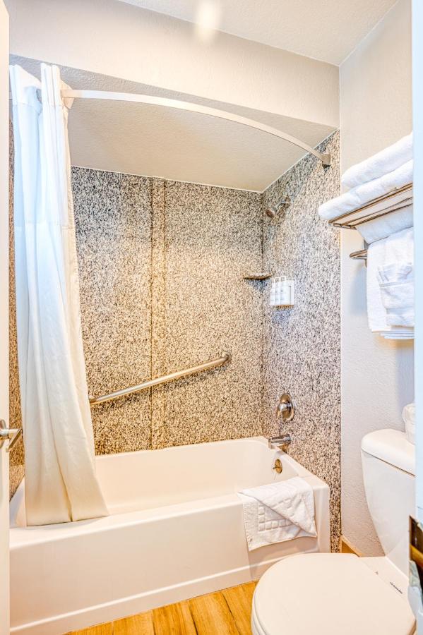 Deluxe Queen Room with Two Queen Beds and Ocean View - Non-Smoking at Harbor House Inn Morro Bay
