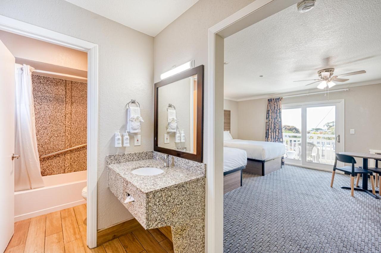 Deluxe Queen Room with Two Queen Beds and Ocean View - Non-Smoking at Harbor House Inn Morro Bay