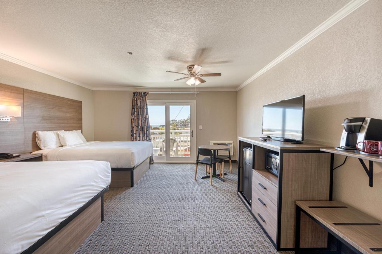 Deluxe Queen Room with Two Queen Beds and Ocean View - Non-Smoking at Harbor House Inn Morro Bay