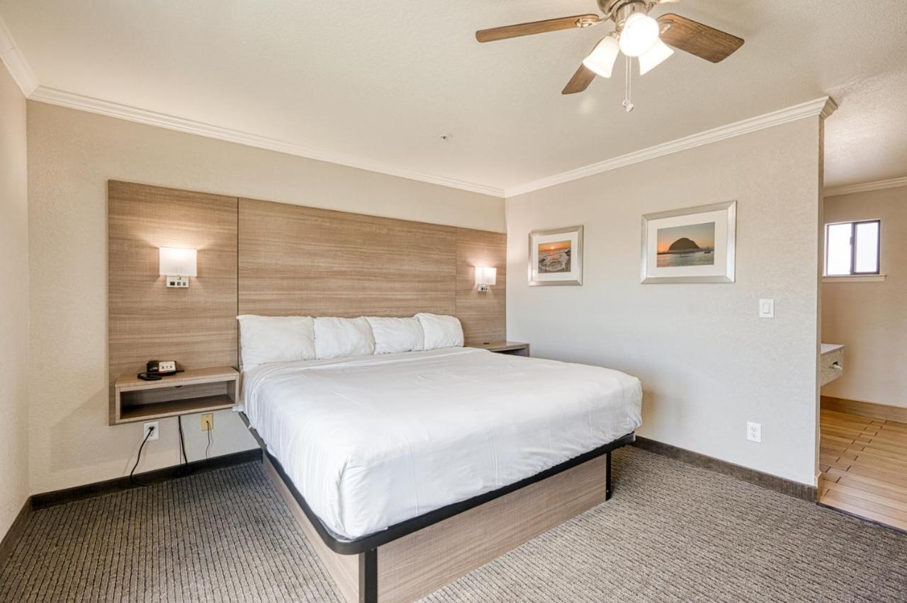 Deluxe King Room - Non-Smoking Ocean View at Harbor House Inn Morro Bay
