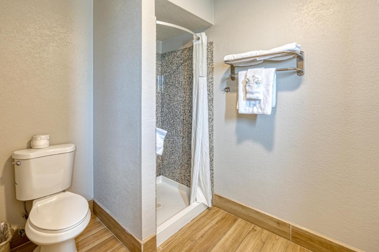 Deluxe King Room - Non-Smoking Ocean View at Harbor House Inn Morro Bay
