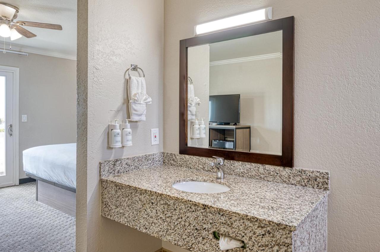 Deluxe King Room - Non-Smoking Ocean View at Harbor House Inn Morro Bay