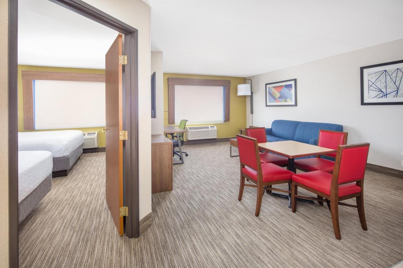Feature Suite - Non-Smoking at Holiday Inn Express Hotel & Suites Bishop by IHG