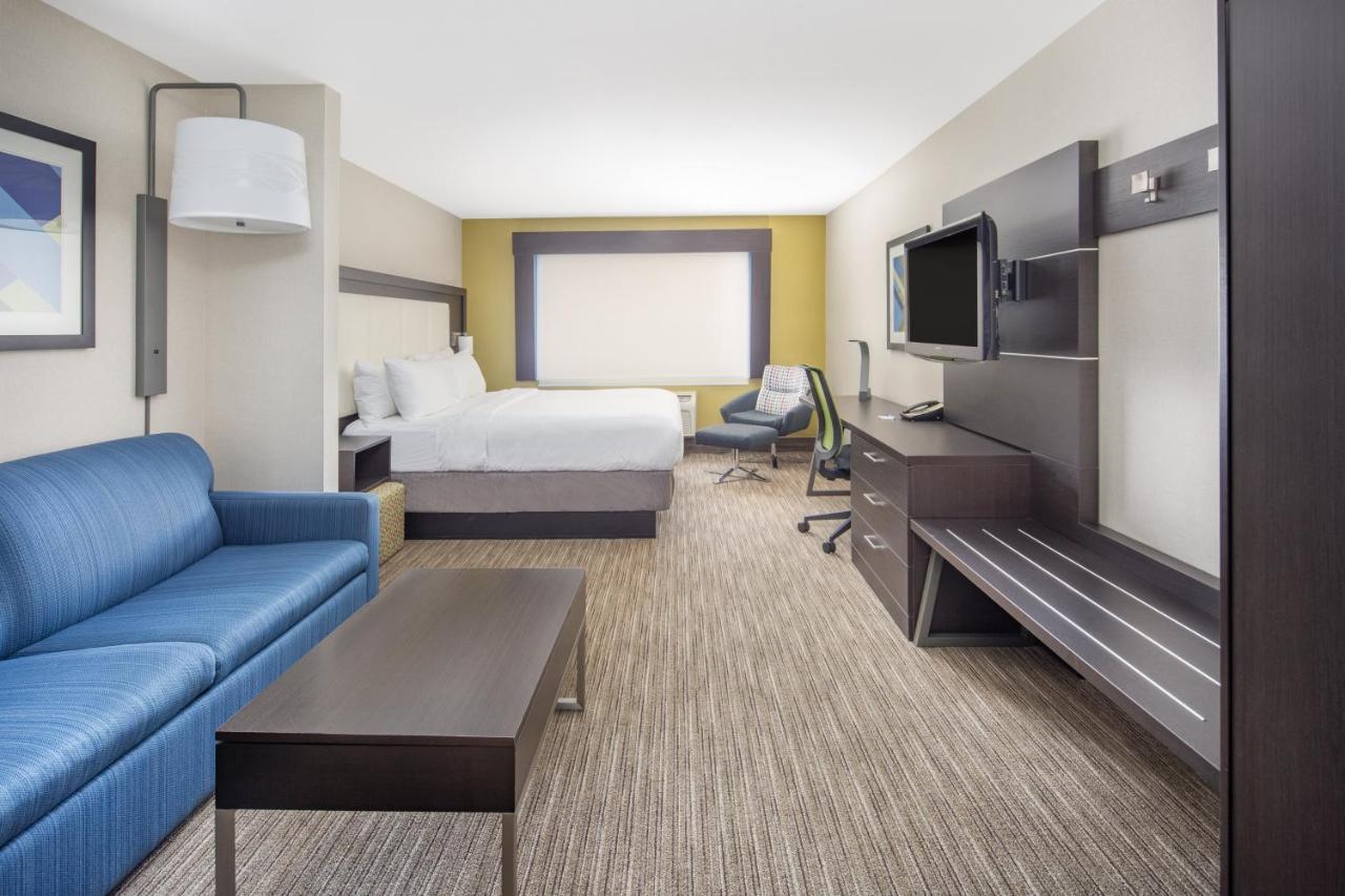 King Suite at Holiday Inn Express Hotel & Suites Bishop by IHG