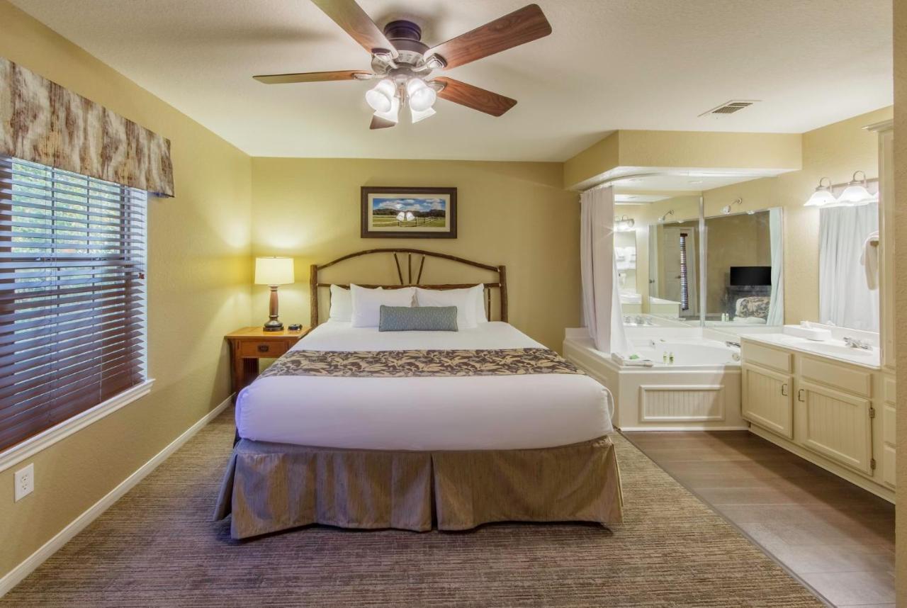 Two-Bedroom Villa Lodge 2 Queen Beds at Holiday Inn Club Vacations Piney Shores Resort at Lake Conroe, an IHG Hotel
