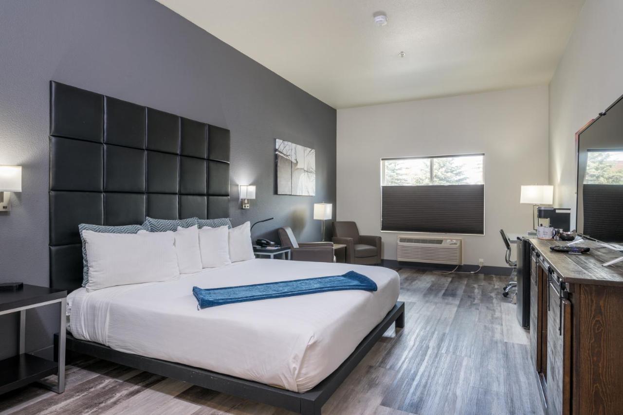Standard King Room at Wood River Inn & Suites