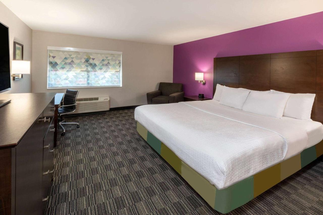 King Room at La Quinta Inn & Suites by Wyndham Houston NW Brookhollow