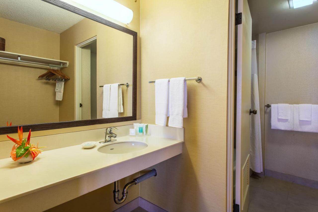 1-Bedroom Banyan Suite W/ Kitchenette at Hilo Hawaiian Hotel, Trademark Collection by Wyndham
