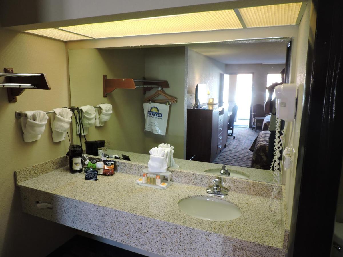 Deluxe King Suite at La Quinta Inn & Suites by Wyndham Hickory
