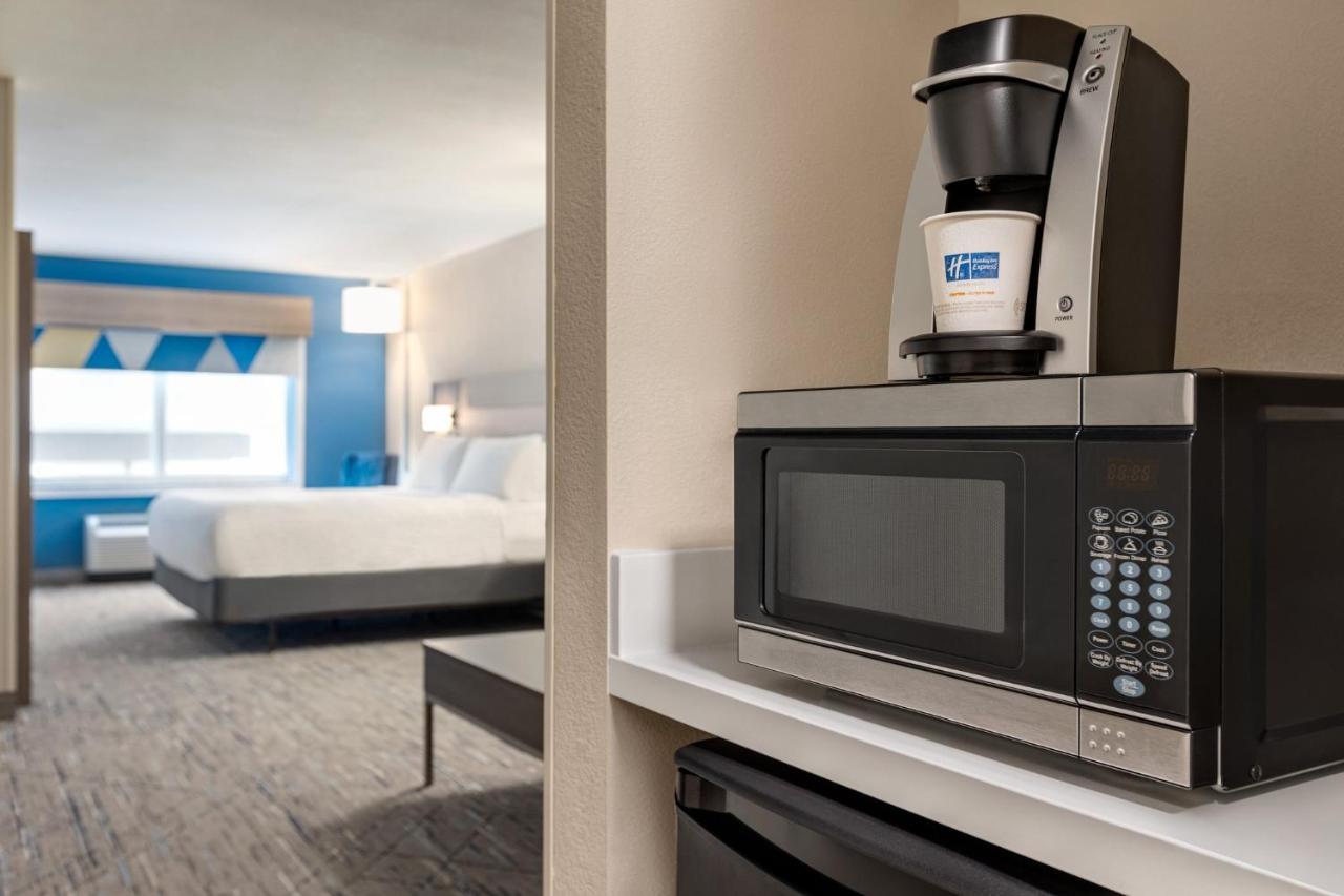 Queen Suite - Disability Acces/Non-Smoking at Holiday Inn Express Hotel & Suites Fort Pierce West by IHG