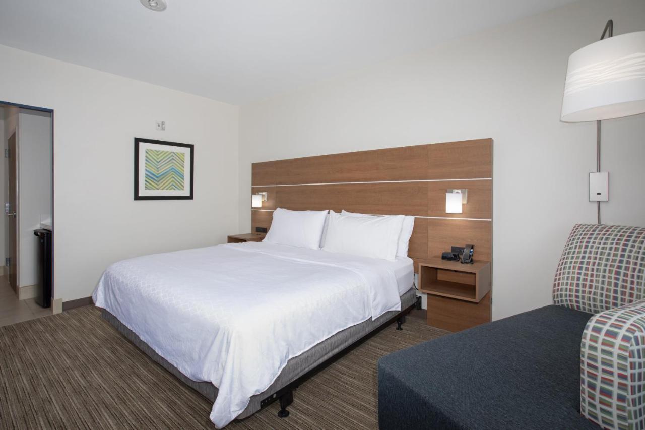 King Room - Hearing Accessible - Roll-in Shower at Comfort Inn & Suites Goodland