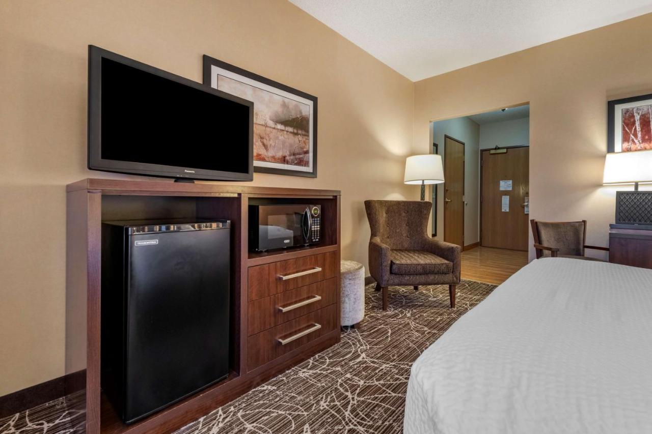 Queen Room with Roll-in Shower - Non-Smoking/Disability Access at Best Western Plus Chelsea Hotel