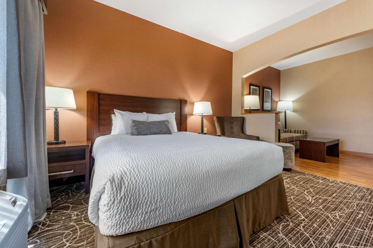 Queen Suite with Mobility Access - Bathtub at Best Western Plus Chelsea Hotel