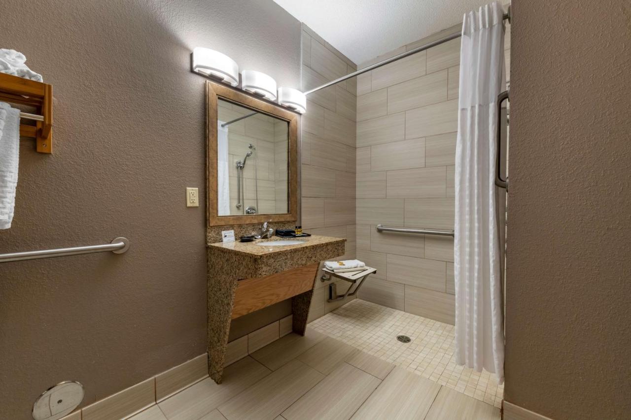 Queen Room with Roll-in Shower - Non-Smoking/Disability Access at Best Western Plus Chelsea Hotel
