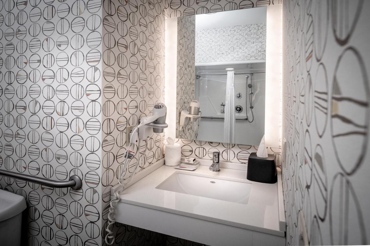 Suite - Mobility Access Roll in Shower/Non-Smoking at Holiday Inn Hotel & Suites Beckley by IHG