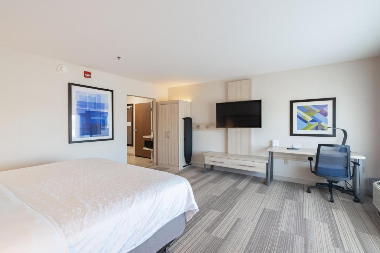 King Room - Mobility Access Tub - Non-Smoking at Holiday Inn Express & Suites Marion by IHG