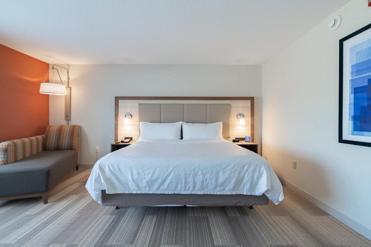 King Room - Mobility Access Tub - Non-Smoking at Holiday Inn Express & Suites Marion by IHG