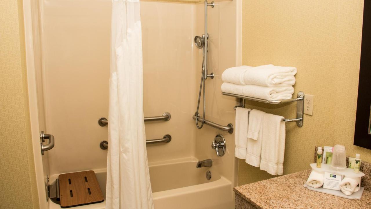 Double Room with Mobility Accessible Tub - Non-Smoking at Holiday Inn Express Hotel & Suites Saginaw by IHG