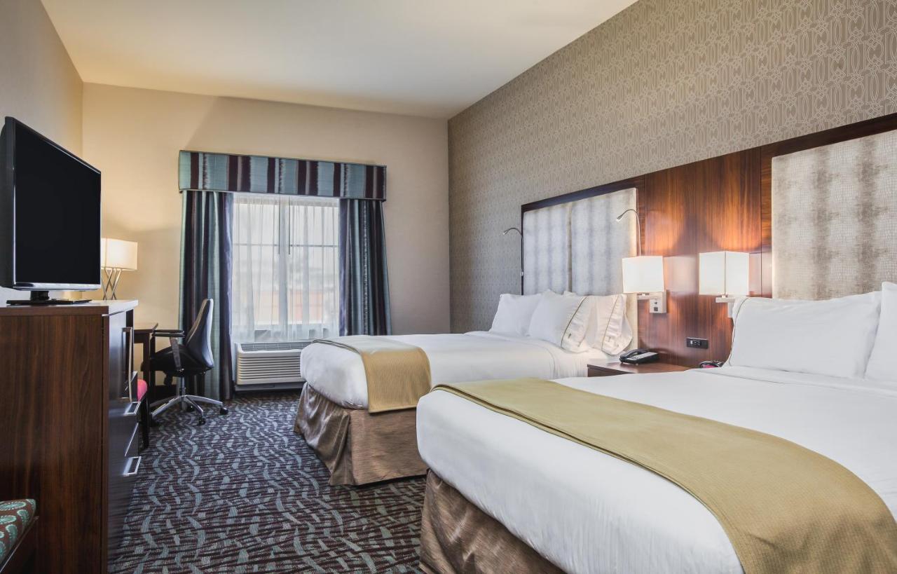 Queen Room with Two Queen Beds - Mobility Access Tub/Non-Smoking at Holiday Inn Express & Suites Eureka, an IHG Hotel