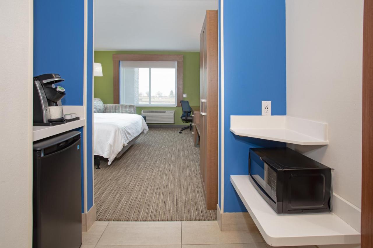 King Room - Hearing Accessible - Roll-in Shower at Comfort Inn & Suites Goodland