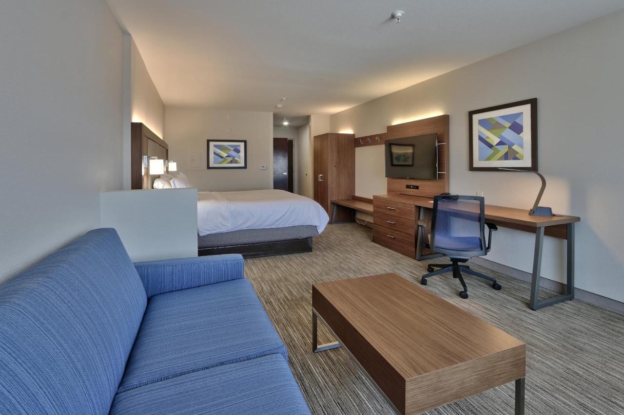 King Suite at Holiday Inn Express & Suites Albuquerque Historic Old Town by IHG