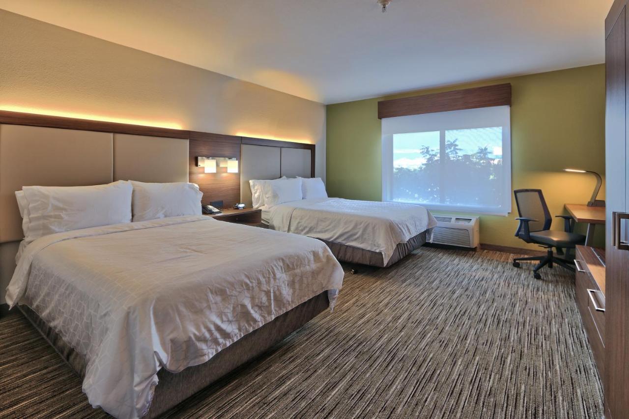 Deluxe Twin Room at Holiday Inn Express & Suites Albuquerque Historic Old Town by IHG