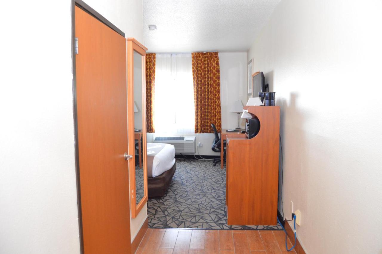 Queen Room - Mobility Accessible/Non-Smoking at Quality Inn Coralville - Iowa River Landing