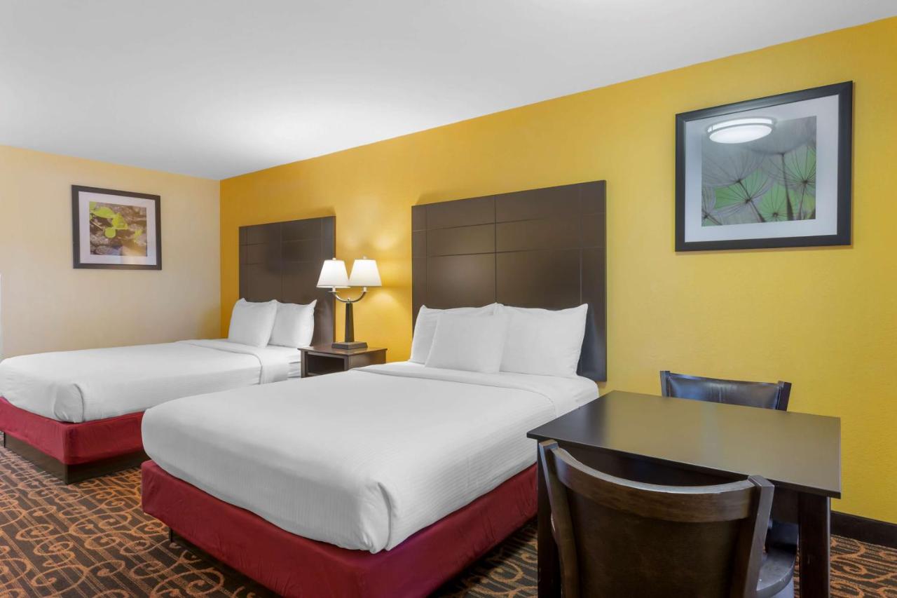 Queen Room with Two Queen Beds - Smoking at Best Western Benton Inn