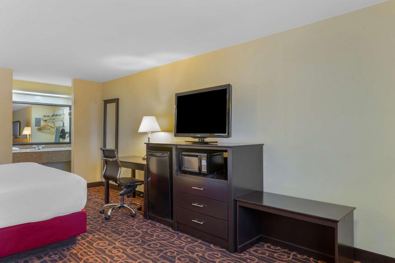 King Room - Smoking at Best Western Benton Inn