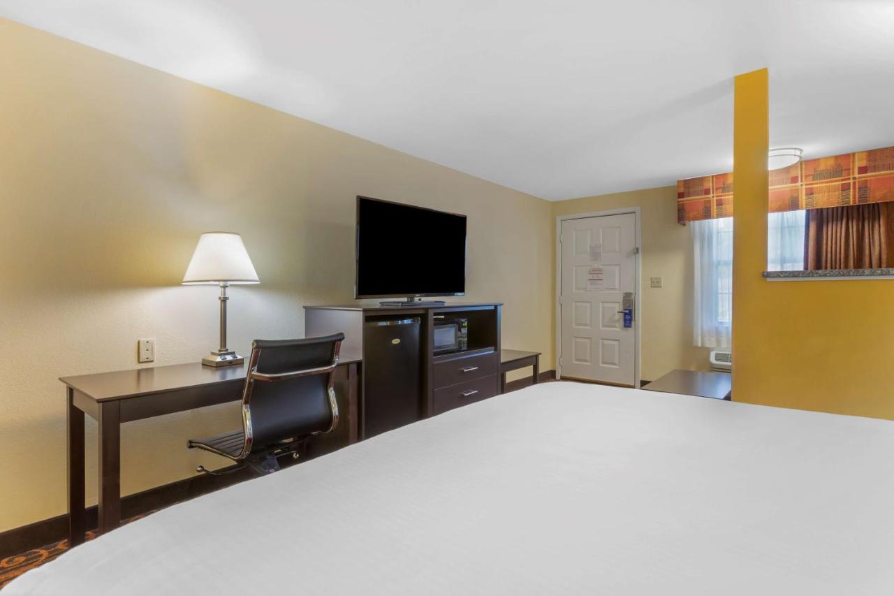 King Room with Spa Bath - Non-Smoking at Best Western Benton Inn